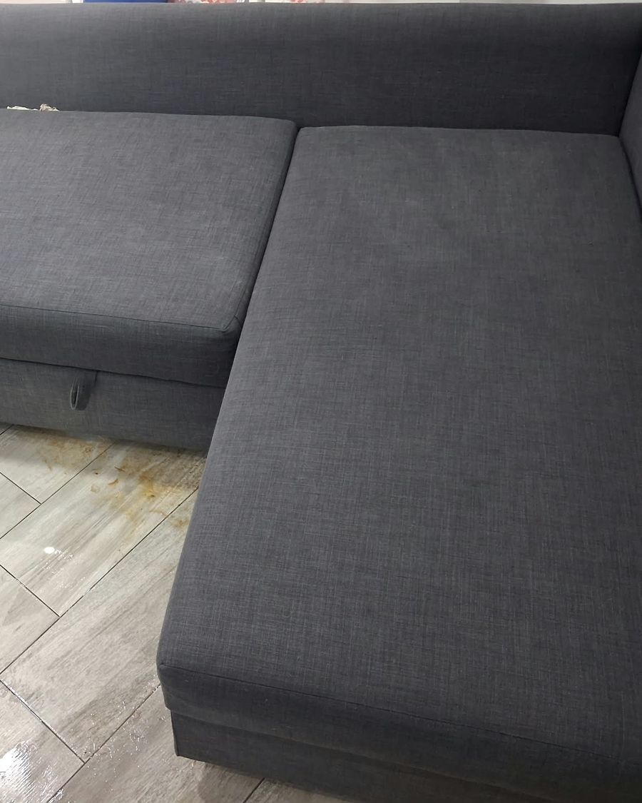 A mesma chaise, sem a nódoa, depois da higienização