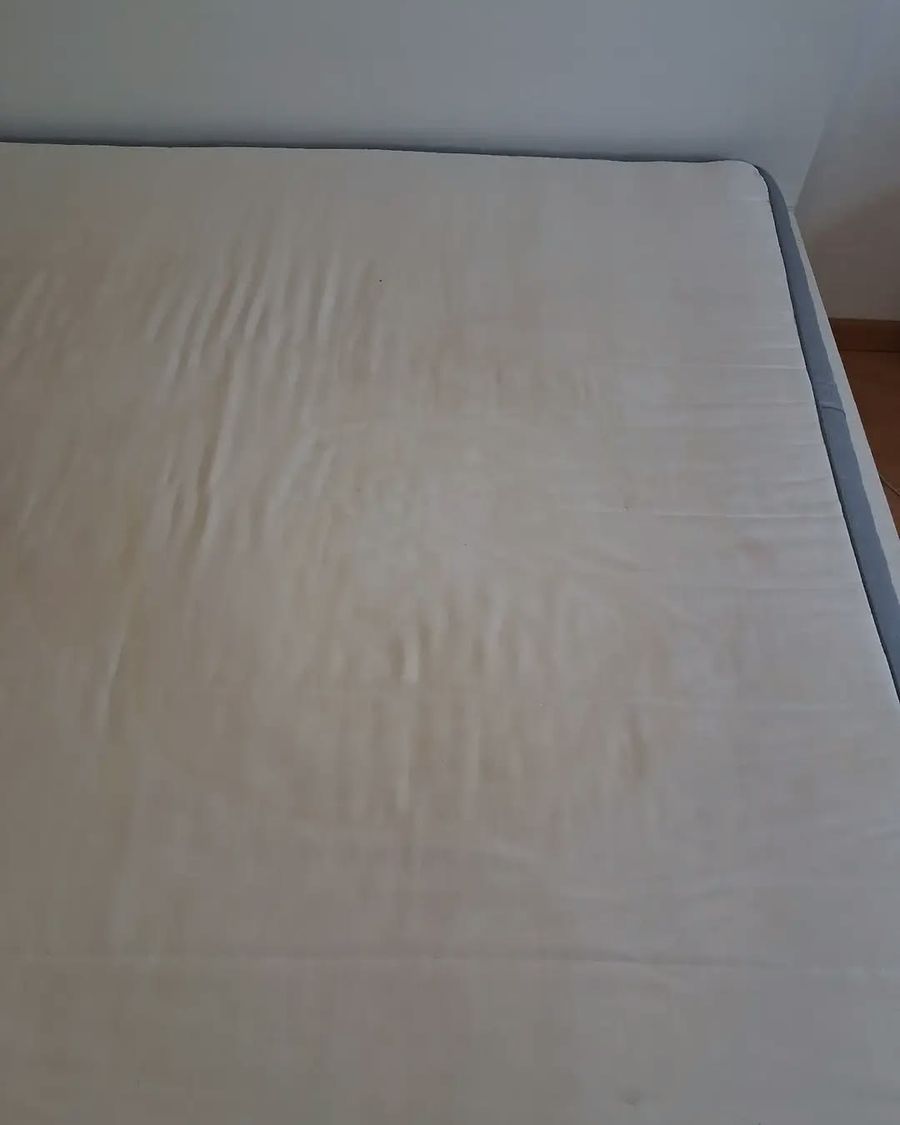 Colchão branco com manchas amareladas, antes da limpeza